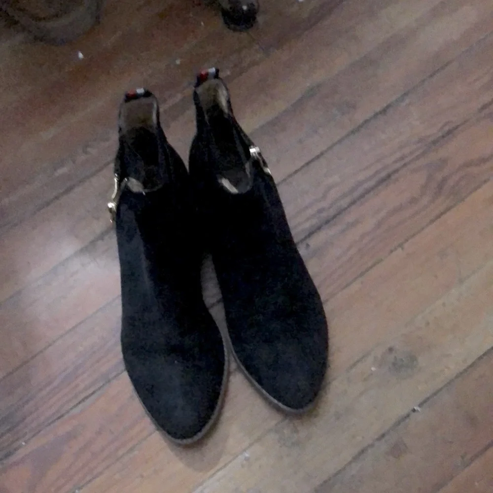 Tommy Hill figure suede shoe booties